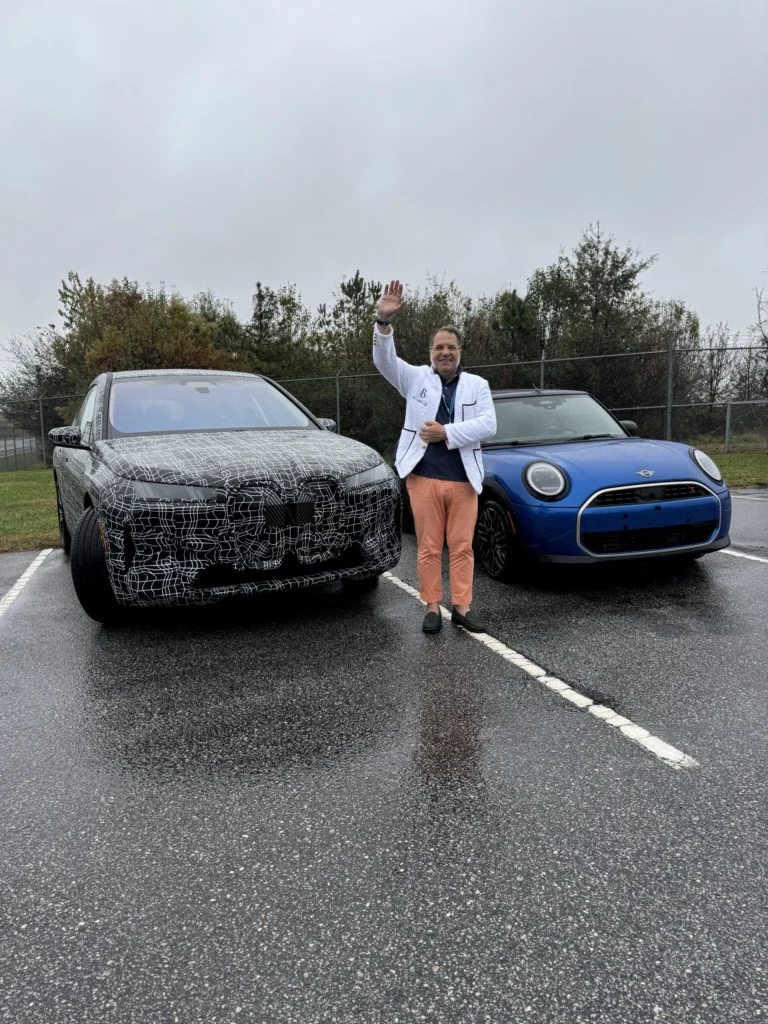 Emilio Olivares, director de Car, analiza de cerca el BMW iX 2025, aún cubierto por camuflaje, destacando su evolución tecnológica y diseño aerodinámico.