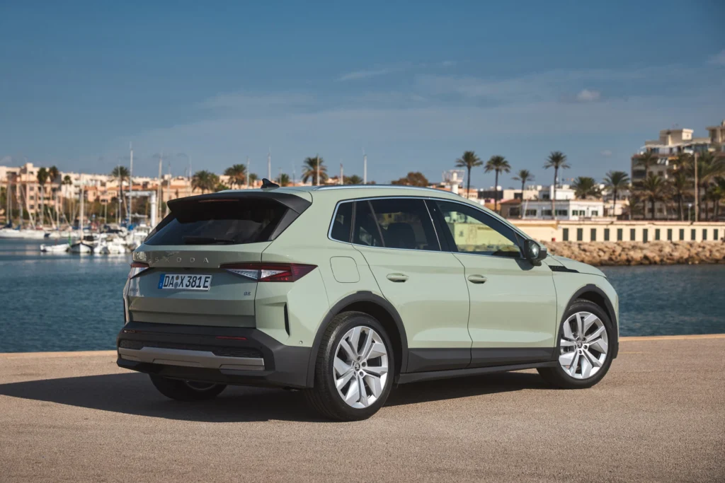 Lateral y visión trasera del Skoda Elroq 2025.