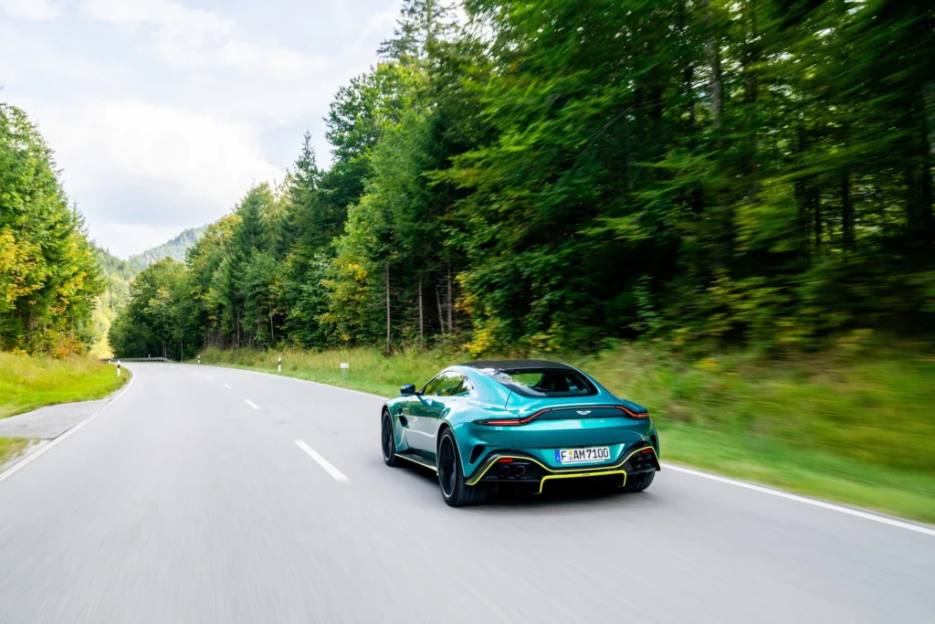 Nuevo Aston Martin Vantage V8 fluyendo por las carreteras con su rugido inigualable 