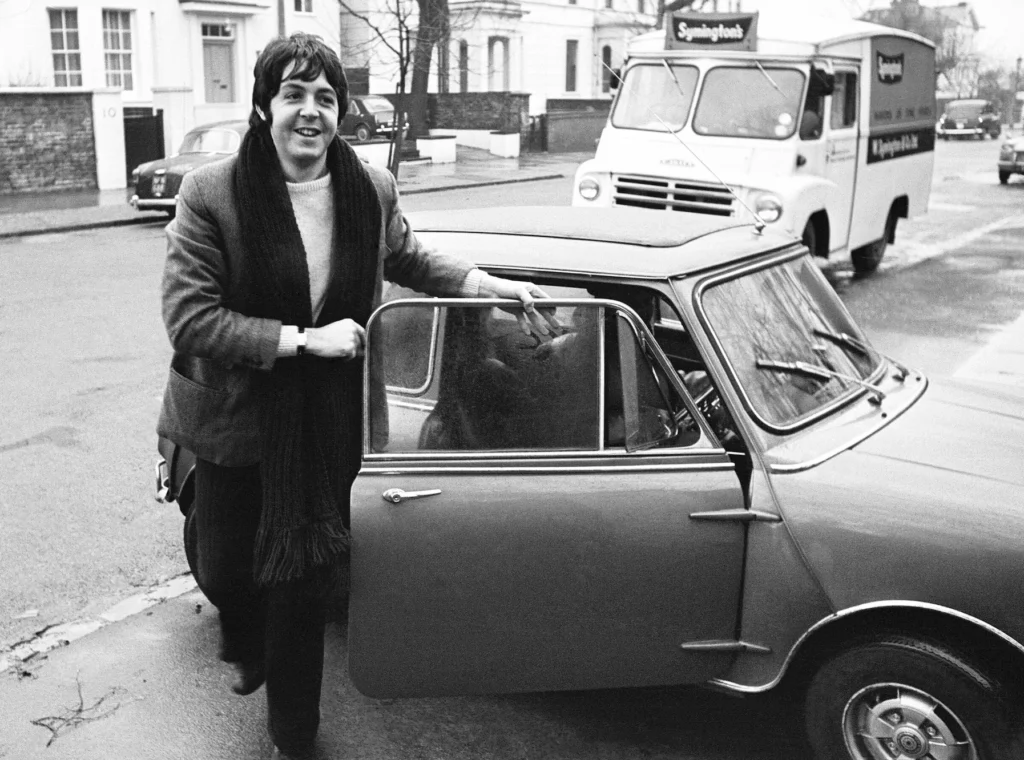 Paul McCartney saliendo de su MINI.