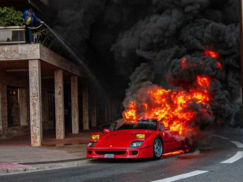 F40 ardiendo en las calles de Monaco y el intento desesperado de un vecino por apagar las llamas