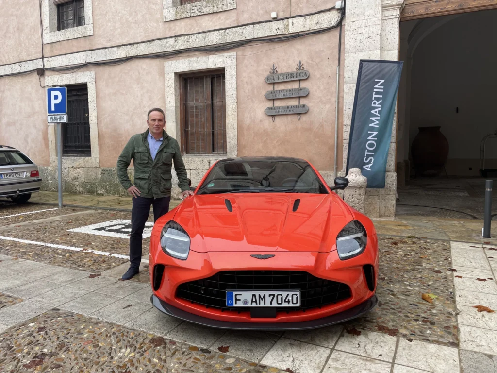 Guillermo Lahoz (Redactor en Revista CAR) en el evento de prueba del Aston Martin Vantage