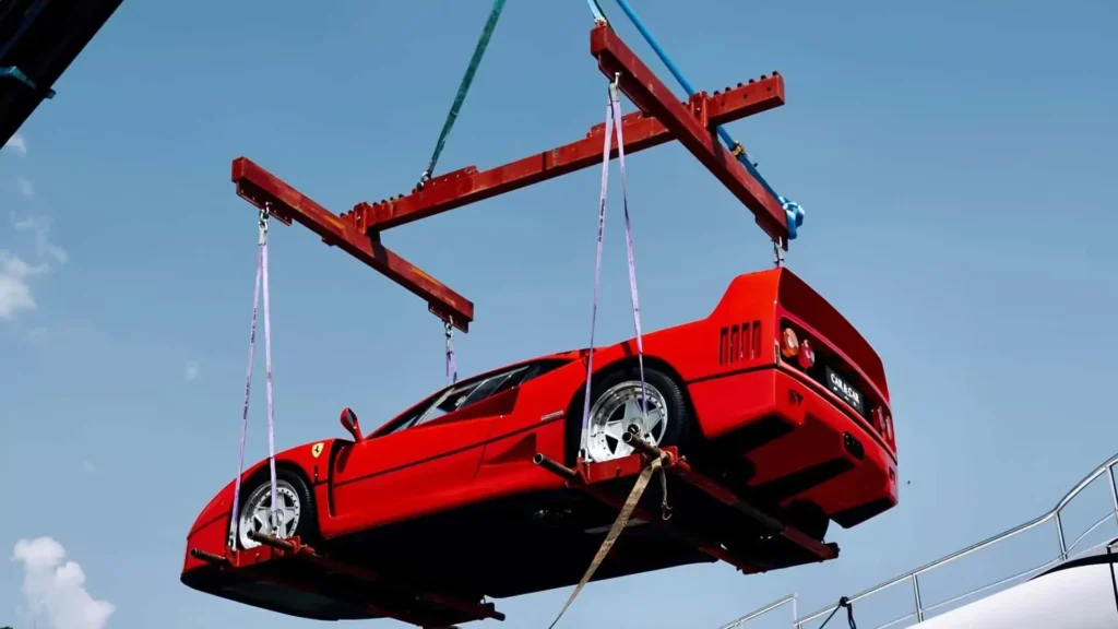 Ferrari F40 siendo trasladado a la proa de un yate en Monaco