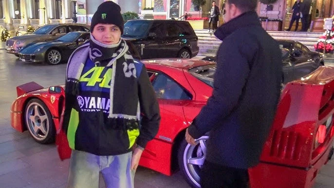 Lando Norris junto a su Ferrari F40 en una fría noche navideña por las calles de Monaco