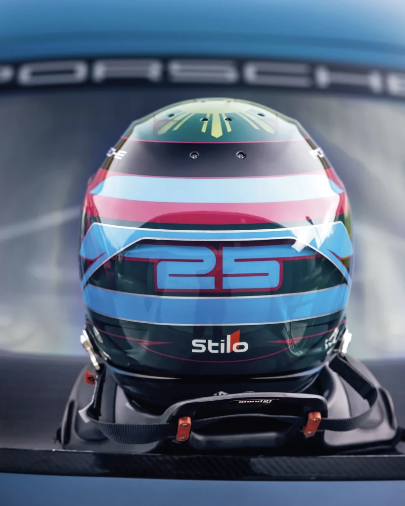 Casco de Miguel Andrada con el que disfruta de su Porsche GT4 RS en circuito