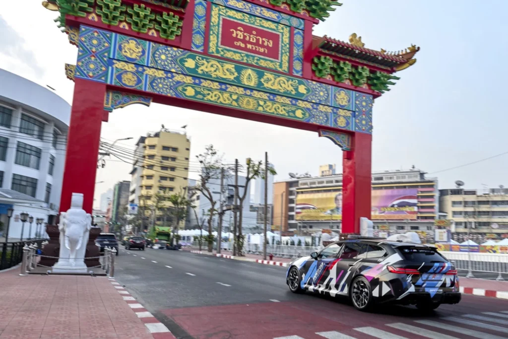 BMW M5 Safety Car recorre las calles de Bangkok acaparando todas las miradas