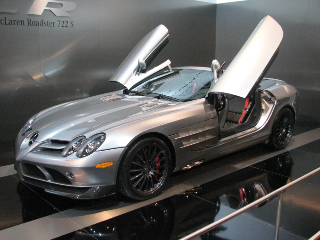 McLaren SLR 722 S Roadster desplegando sus alas 