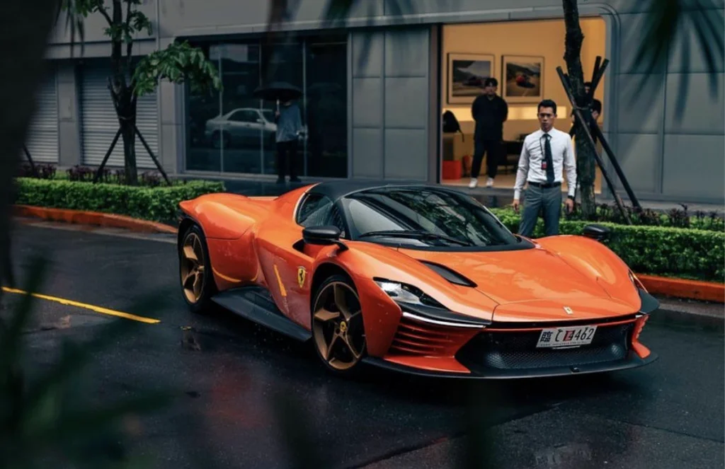  Ferrari SP3 Naranja en Japon