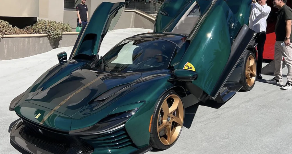 Ferrari SP3 Carbono visto en verde