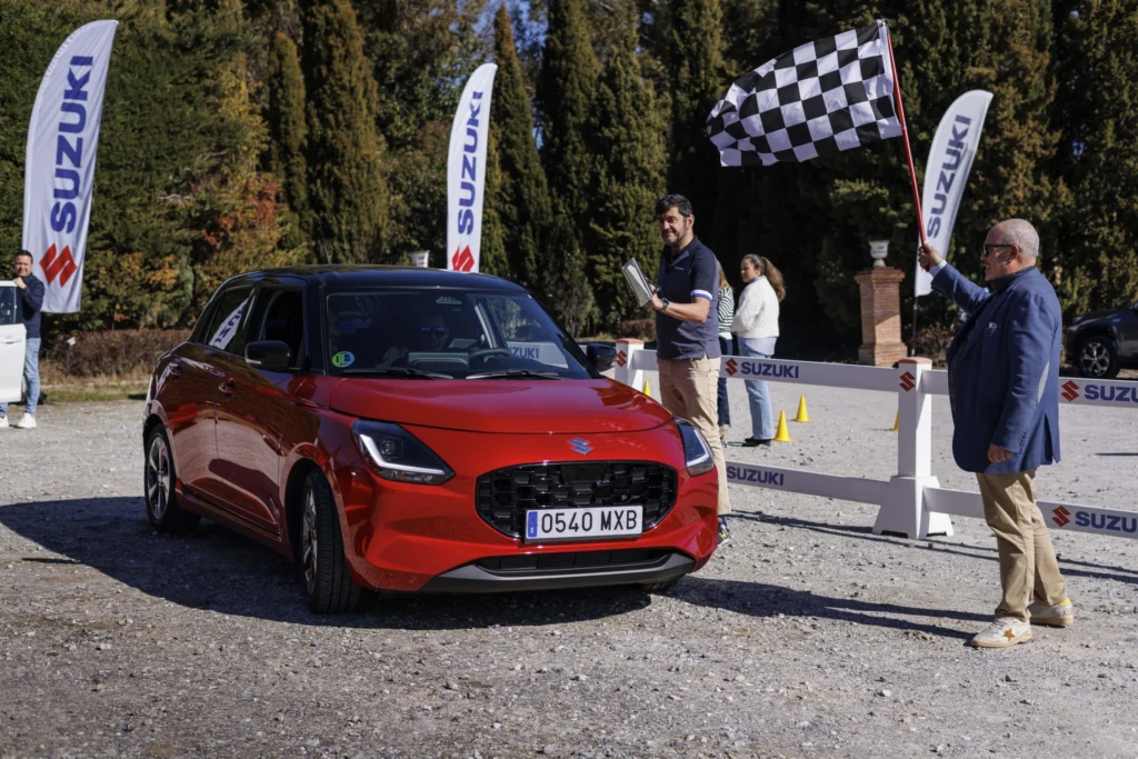 Los competidores llegando a la linea de meta con sus flamantes Suzuki Swift