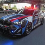 BMW M5 Touring MotoGP™ Safety Car: innovación, potencia y seguridad en la cumbre del motociclismo