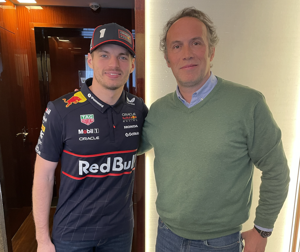 Guillermo Lahoz junto al piloto del Oracle Red Bull Racing Team