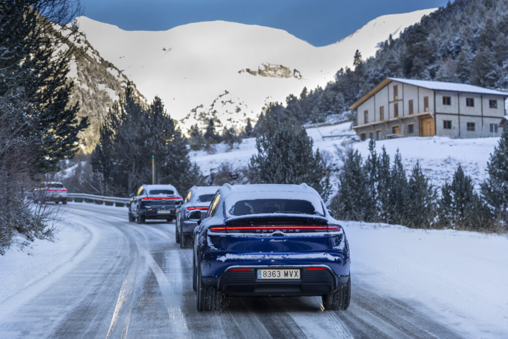 Porsche Macan Electric reccoriendo carreteras nevadas 