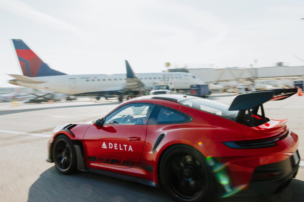 La aerolínea Delta y Porsche se alían para trasladar entre terminales a pasajeros VIP con un GT3 RS