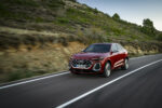 El nuevo Audi Q5 Sportback con su carrocería estilizada, atraviesa el viento a su paso por carreteras de montaña.