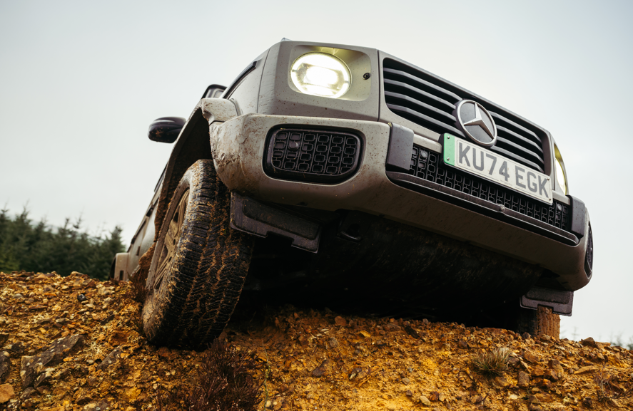 El Nuestro compañero de CAR ‘sostiene’ al imponente Mercedes-Benz G580 EQ cuenta con chasis de largueros y travesaños, con suspensión de doble horquilla delante y eje rígido detrás