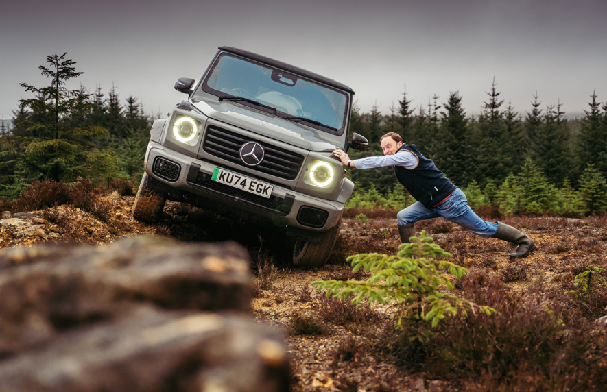 Nuestro compañero de CAR ‘sostiene’ al imponente Mercedes-Benz G580 EQ