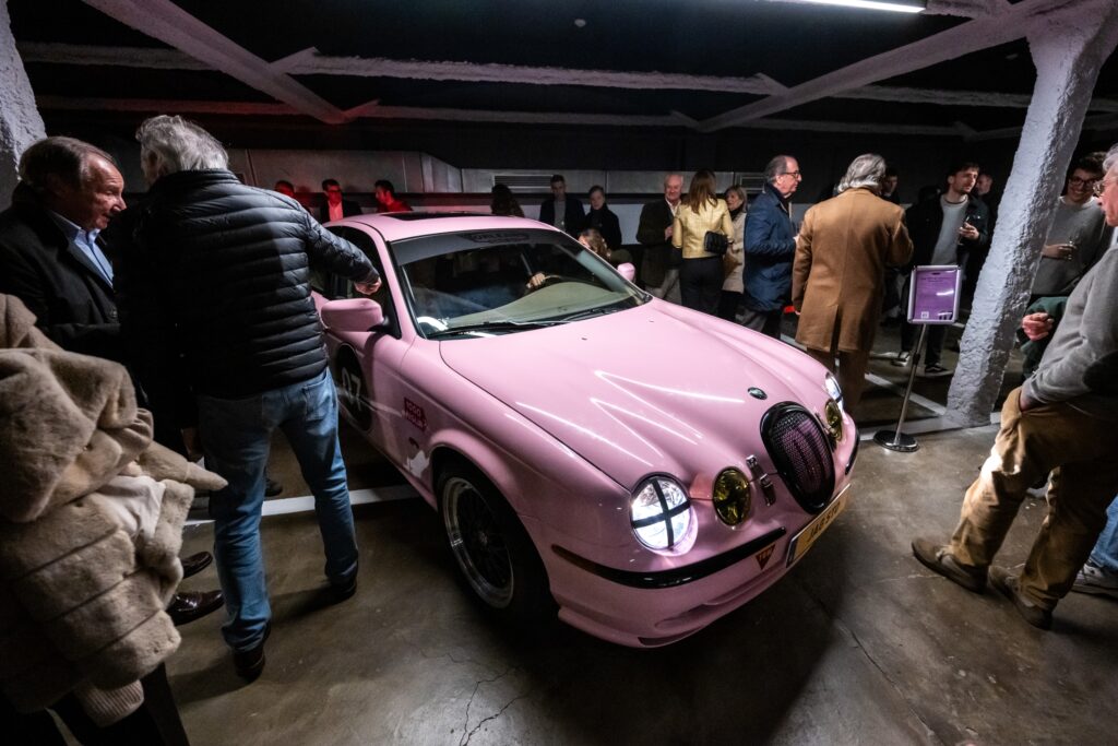 El Jaguar D-Type, y un provocador rosa al estilo Miami Pink,