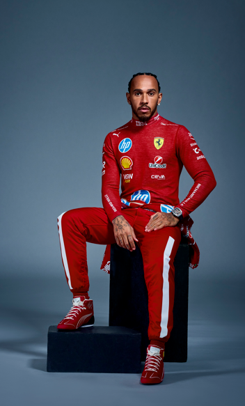 Lewis Hamilton vestido de Ferrari