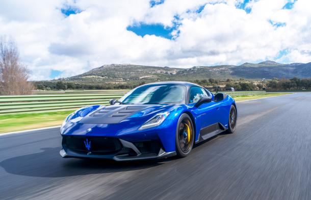 El GT2 Stradale se diferencia notablemente del MC20 en sus conductos de refrigeración.