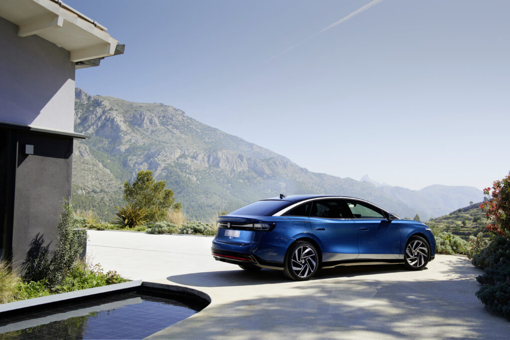 El diseño del VW no se queda atrás: líneas deportivas en las puertas y un intento de spoiler trasero.