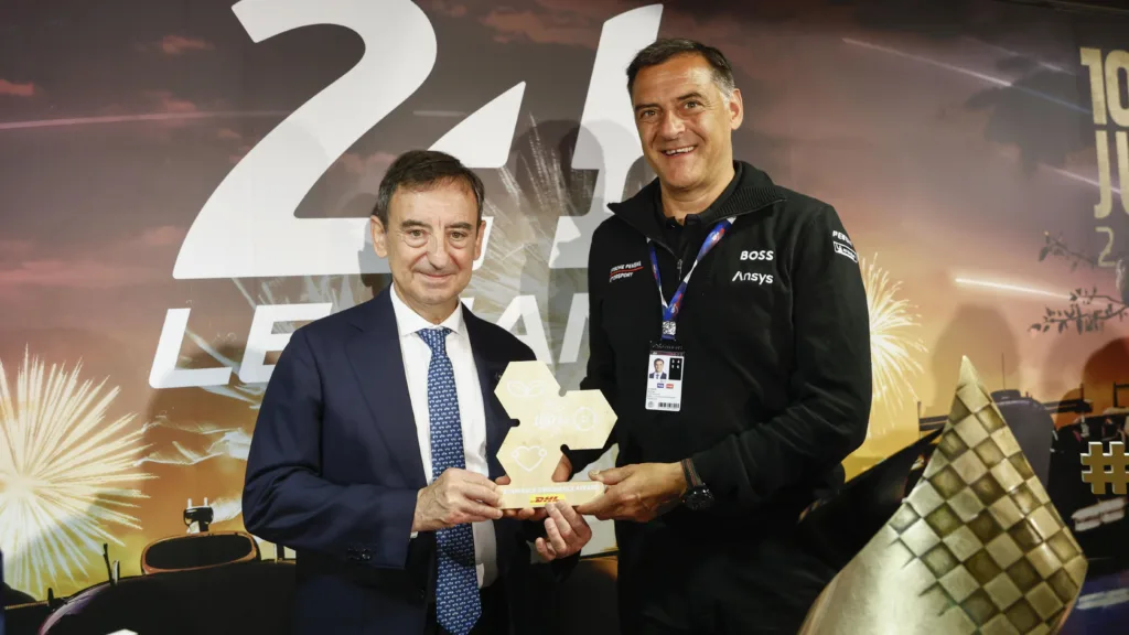 Pierre Fillon, Presidente del Automobile Club de l'Ouest (ACO) junto a Michael Steiner, miembro del Consejo de Dirección de Porsche AG como responsable de Investigación y Desarrollo (i-d), con el Premio Sustainable Endurance en Le Mans