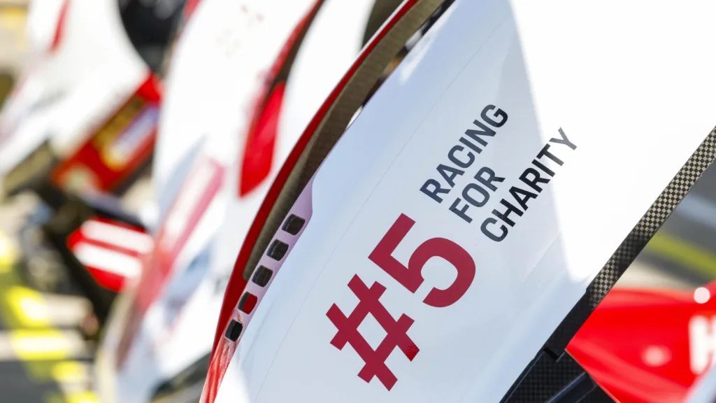 Porsche 963 dorsal #5 con el distintivo de "Racing for Charity"