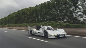 Líneas propias de un coche de carreras.