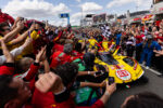 El equipo AF Corse celebra la victoria con la afición.