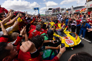 El equipo AF Corse celebra la victoria con la afición.
