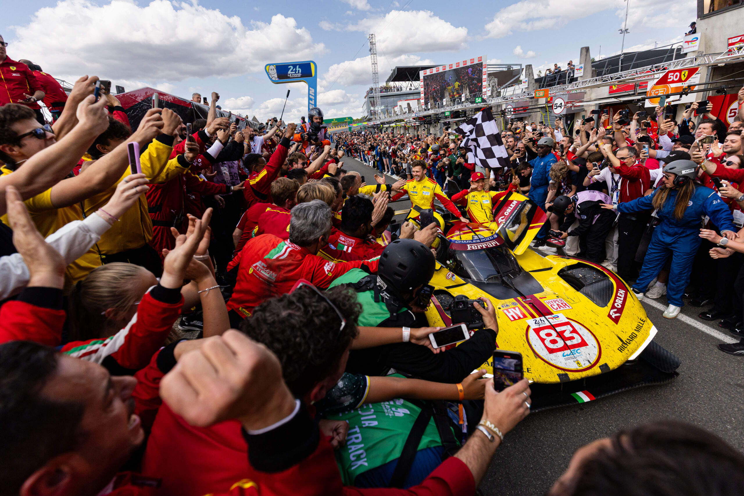 El equipo AF Corse celebra la victoria con la afición.