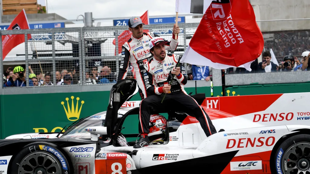 Fernando Alonso, celebrando su segunda victoria en Le Mans.