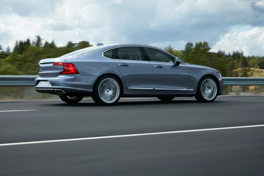 Volvo S90.