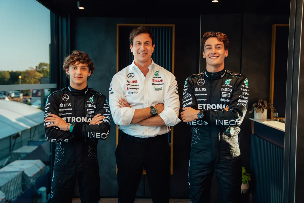 Kimi  Antonelli, junto a George Russell y Toto Wolff