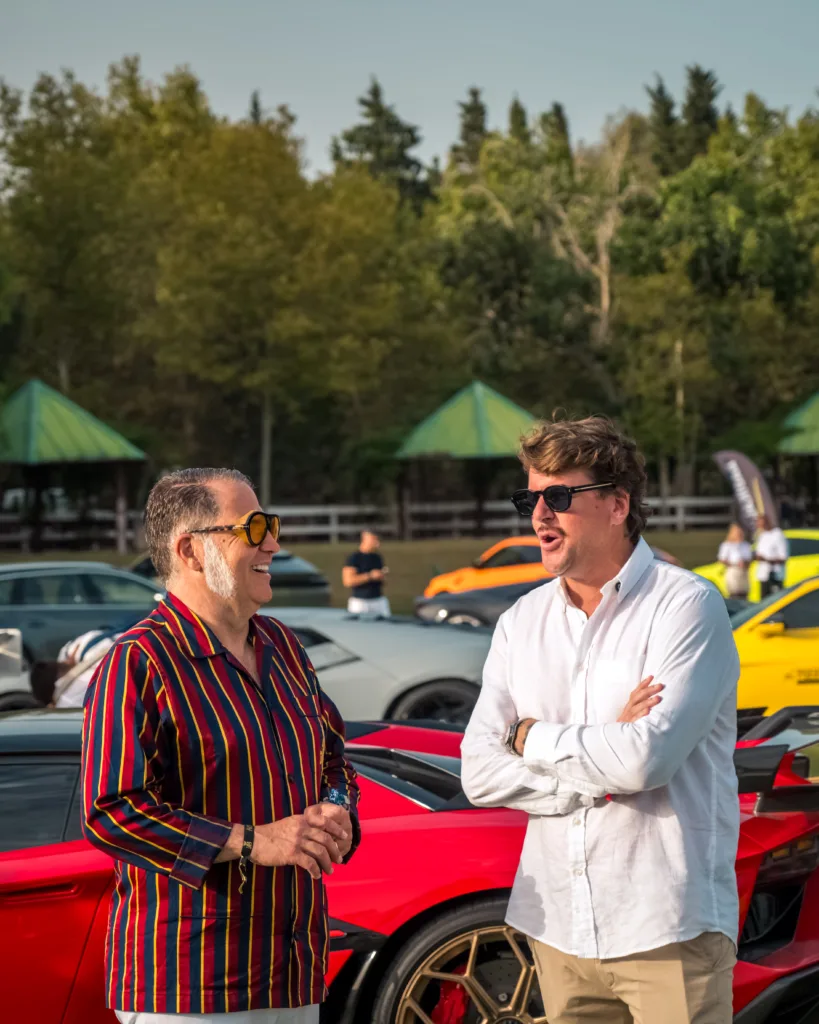 Nuestro director (izquierda) junto a Marcos Arcadio González González (@arcadiomarcos) en el último AutoBello celebrado en el Santa María Polo Club (Sotogrande).