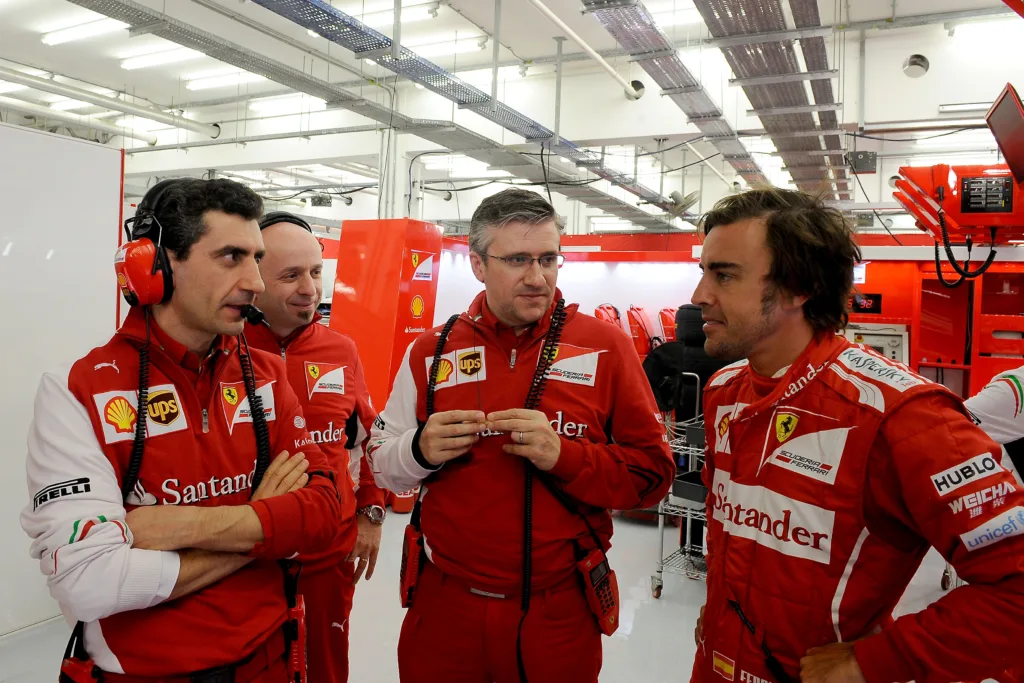 Andrea Stella (primero por la izquierda) En el centro, Simone Resta y Pat Fry. Alonso a la derecha
