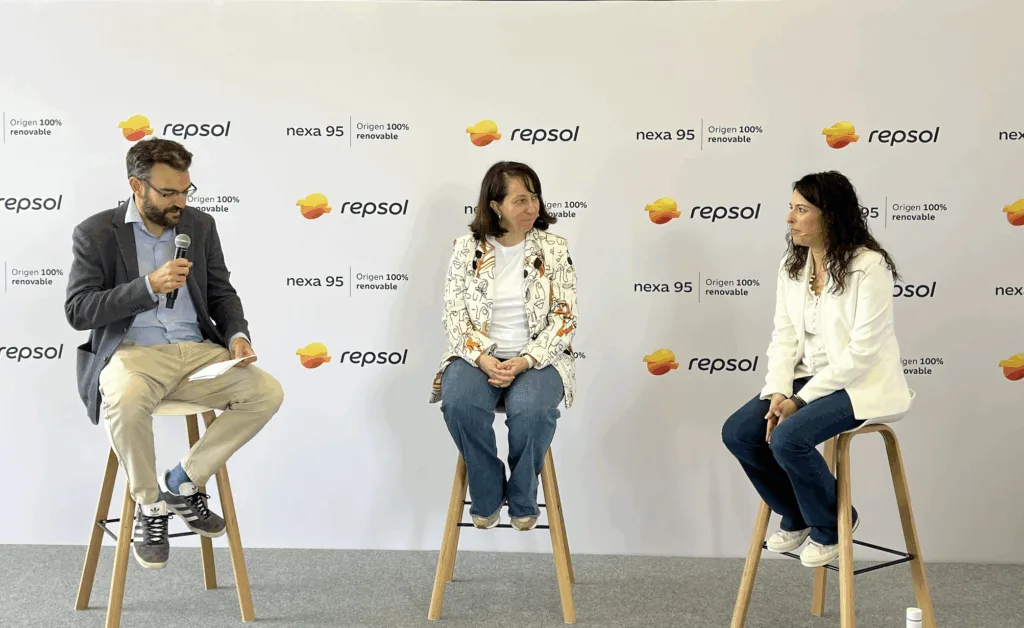 Ponentes: Dolores Cárdenas (medio) y Tamara Galindo (derecha).