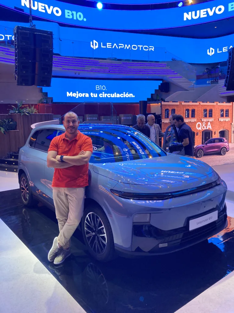 Nuestro compañero Daniel Iñigo junto al Leapmotor B05