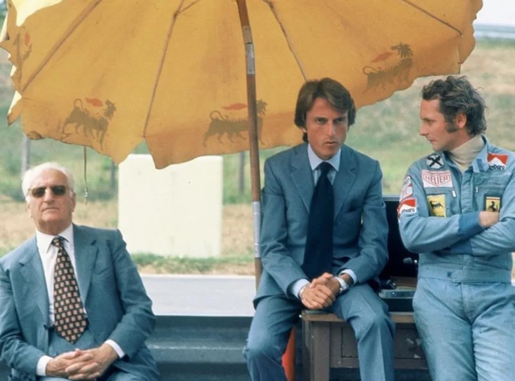 Luca Cordero junto a Niki Lauda y Enzo Ferrari