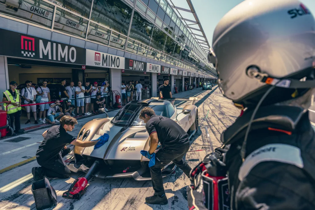 Pagani Huayra R Evo en pista