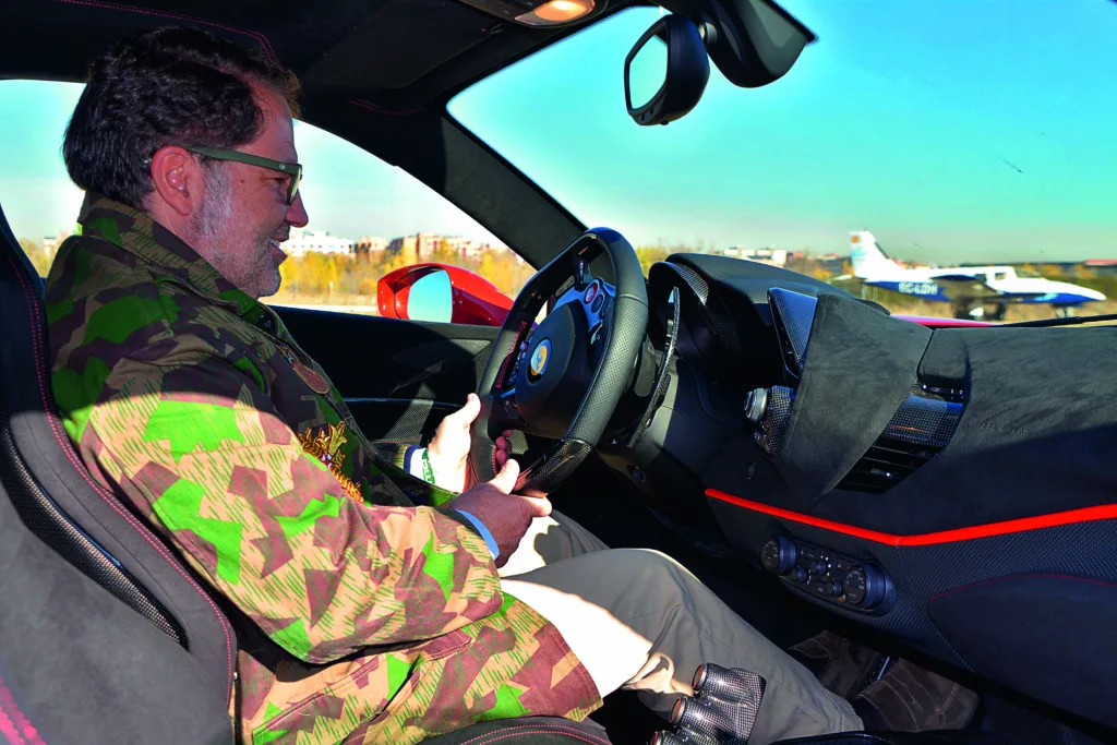 Emilio Olivares al volante del 296