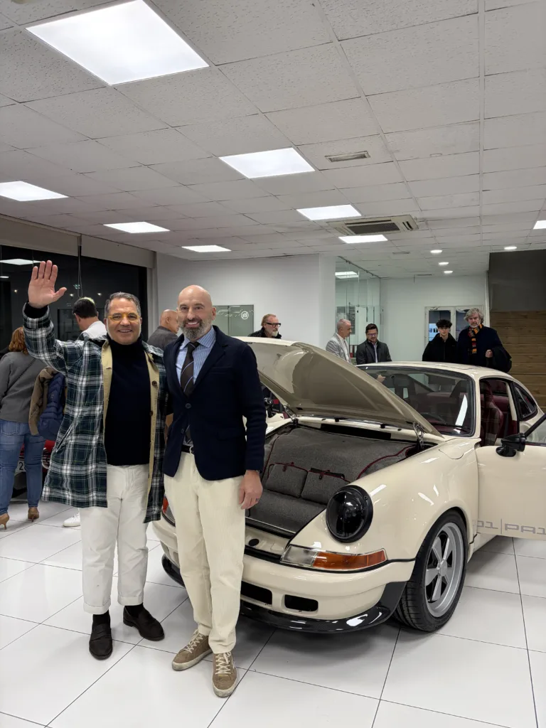 A la izquierda, nuestro director con Jordi, fundador de Valentín Motors (derecha