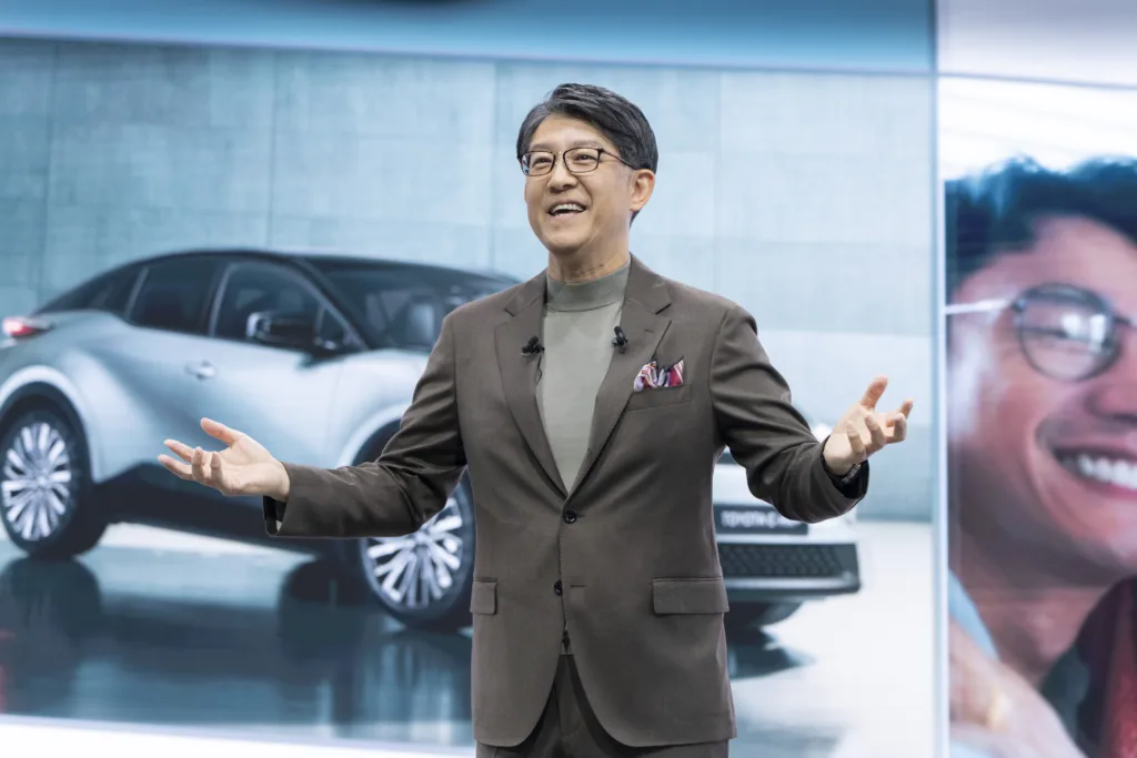 Koji Sato en la presentación