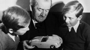Ferdinand Porsche con sus nietos