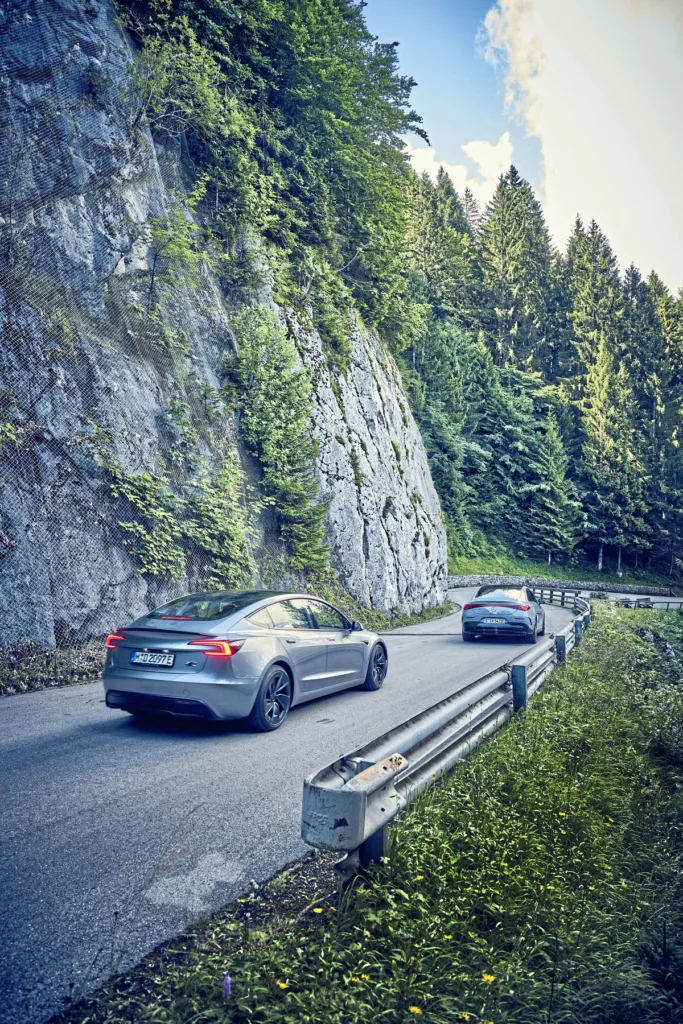 Mercedes CLA y Tesla Model 3