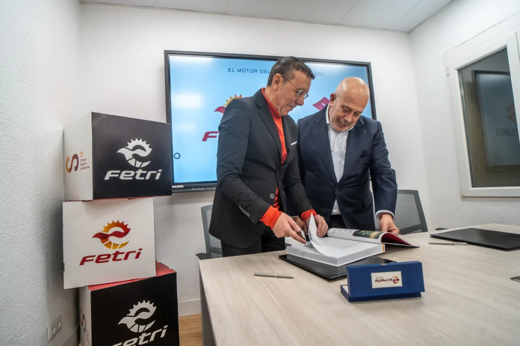 José Hidalgo Martín  (FETRI) y Juan López Frade (Suzuki)