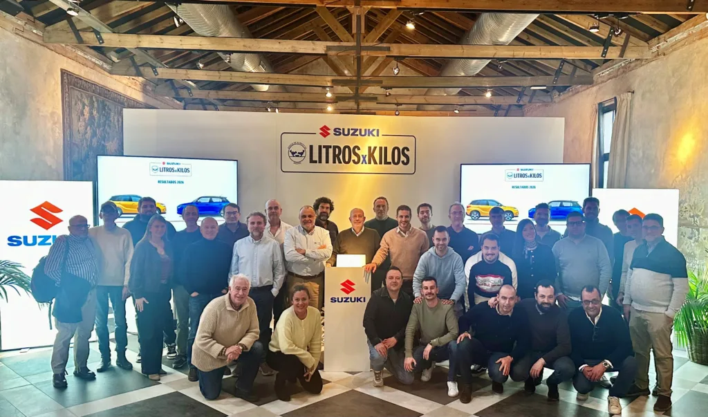Los participantes con el presidente de Suzuki Ibérica en el centro, Juan López Frade.
