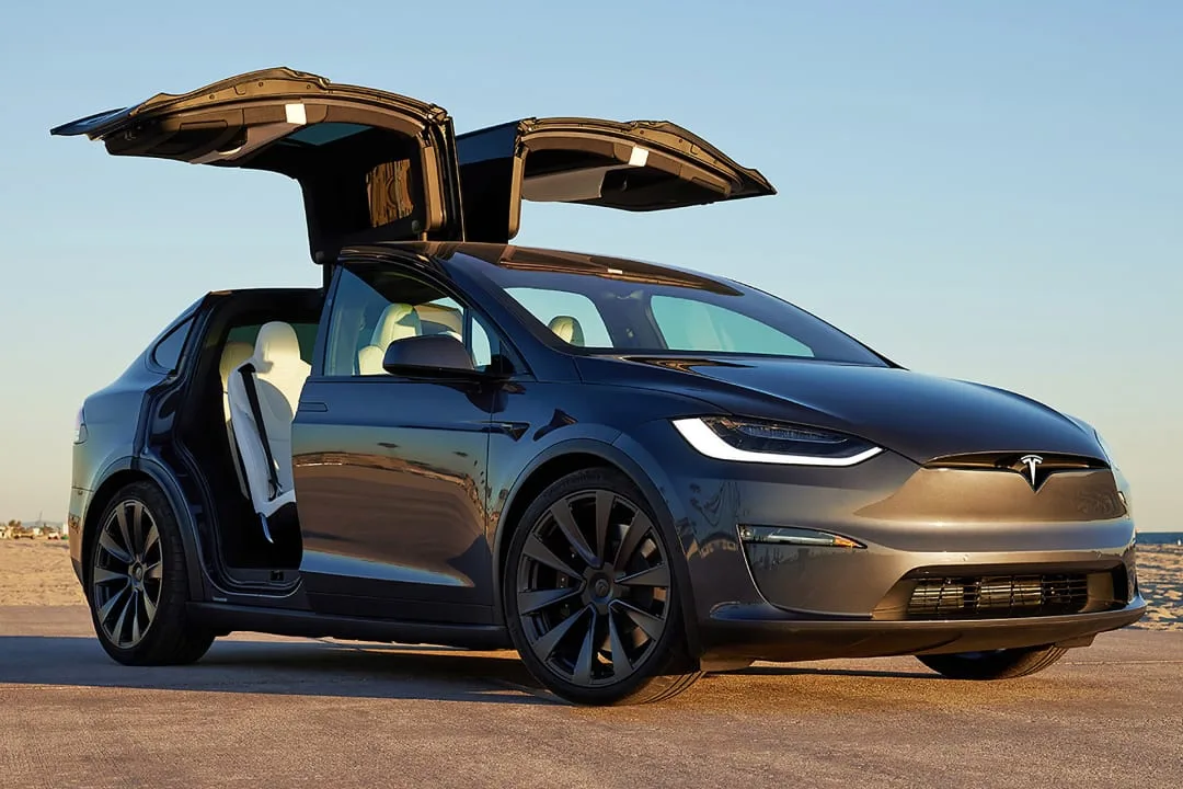 Alquilar un Tesla Model X Plaid en Milán