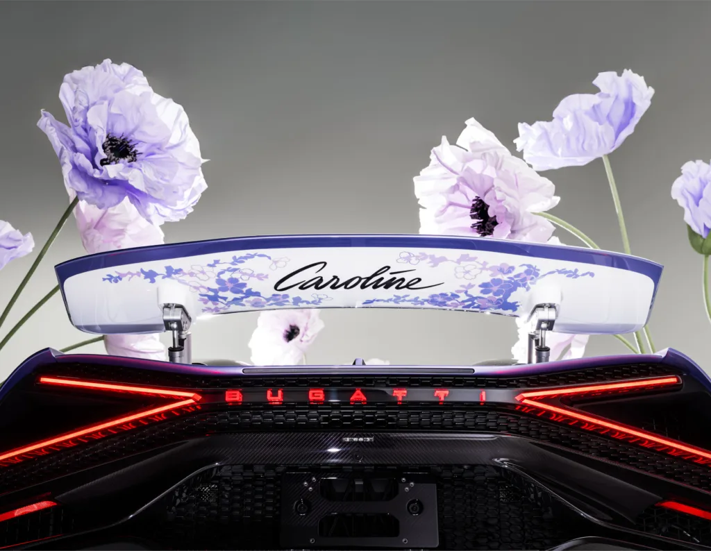 Alerón trasero del Bugatti Mistral 'Caroline' con el nombre Caroline inscrito y motivos florales pintados a mano