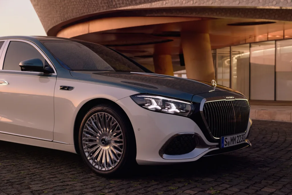 Frontal del nuevo Mercedes-Maybach Clase S 2026 con parrilla iluminada un 20% más grande y estrella de Mercedes vertical